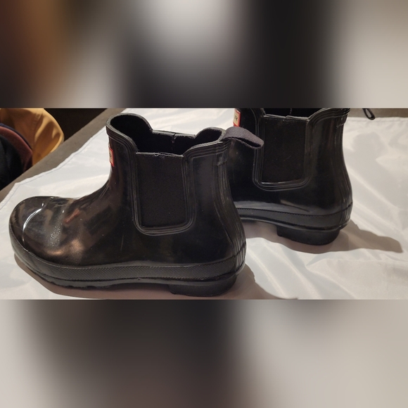 ❌️SOLD❌️ Hunter Glossy Chelsea Short Boots. Size 9 - Picture 9 of 10